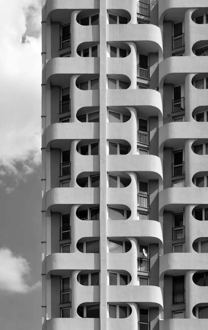 Fachada de un edificio en blanco y negro